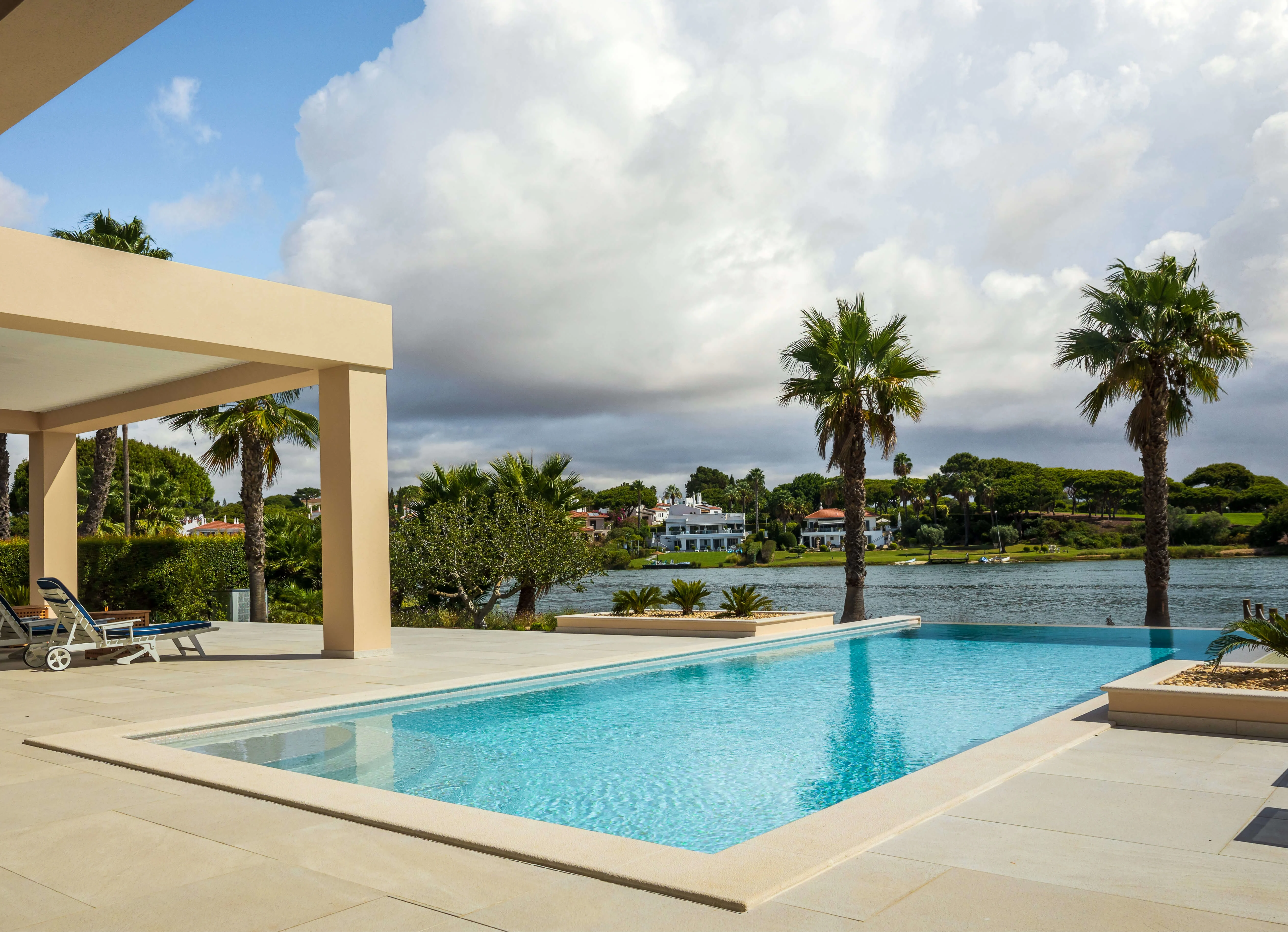 VILLA IN URBANIZATION BEIRA LAGO