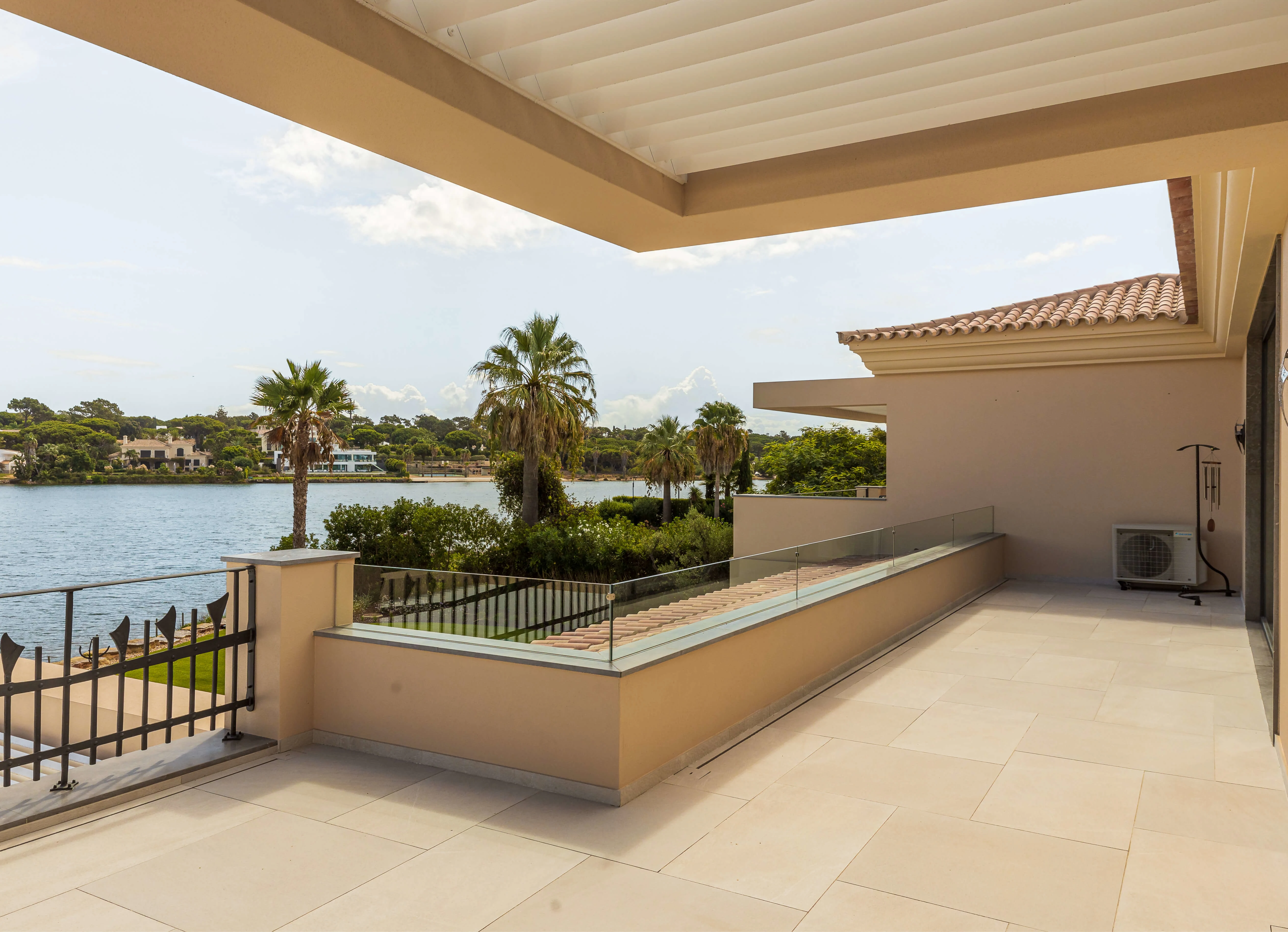 VILLA IN URBANIZATION BEIRA LAGO